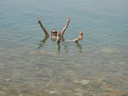 Persona flotando en el mar muerto